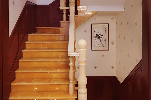 冠县中式别墅室内汉白玉石楼梯的定制安装装饰效果